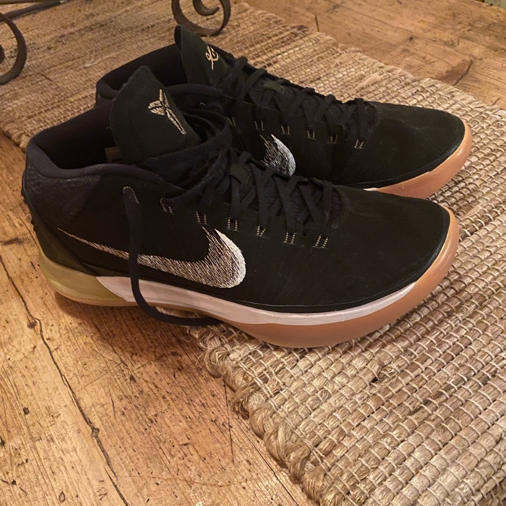 Almost brand new KOBE BRYANT Shoes!!! 10.5